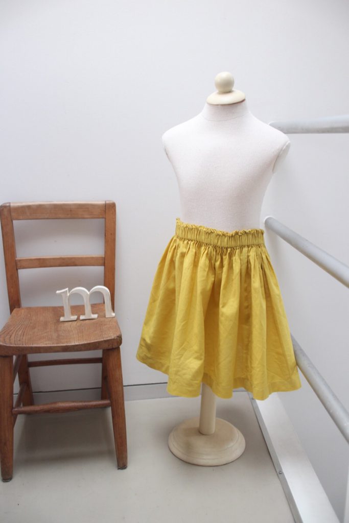 マスタードカラーのギャザースカート