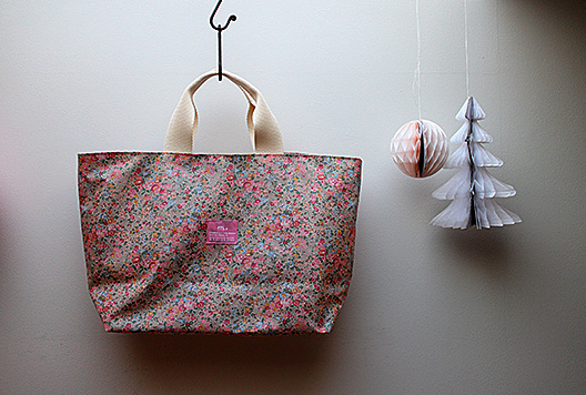 春らしいトートバッグ